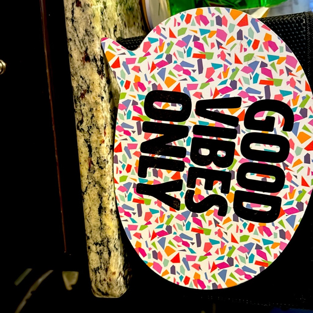 GOOD VIBES ONLY 💬 speech bubble room decor
